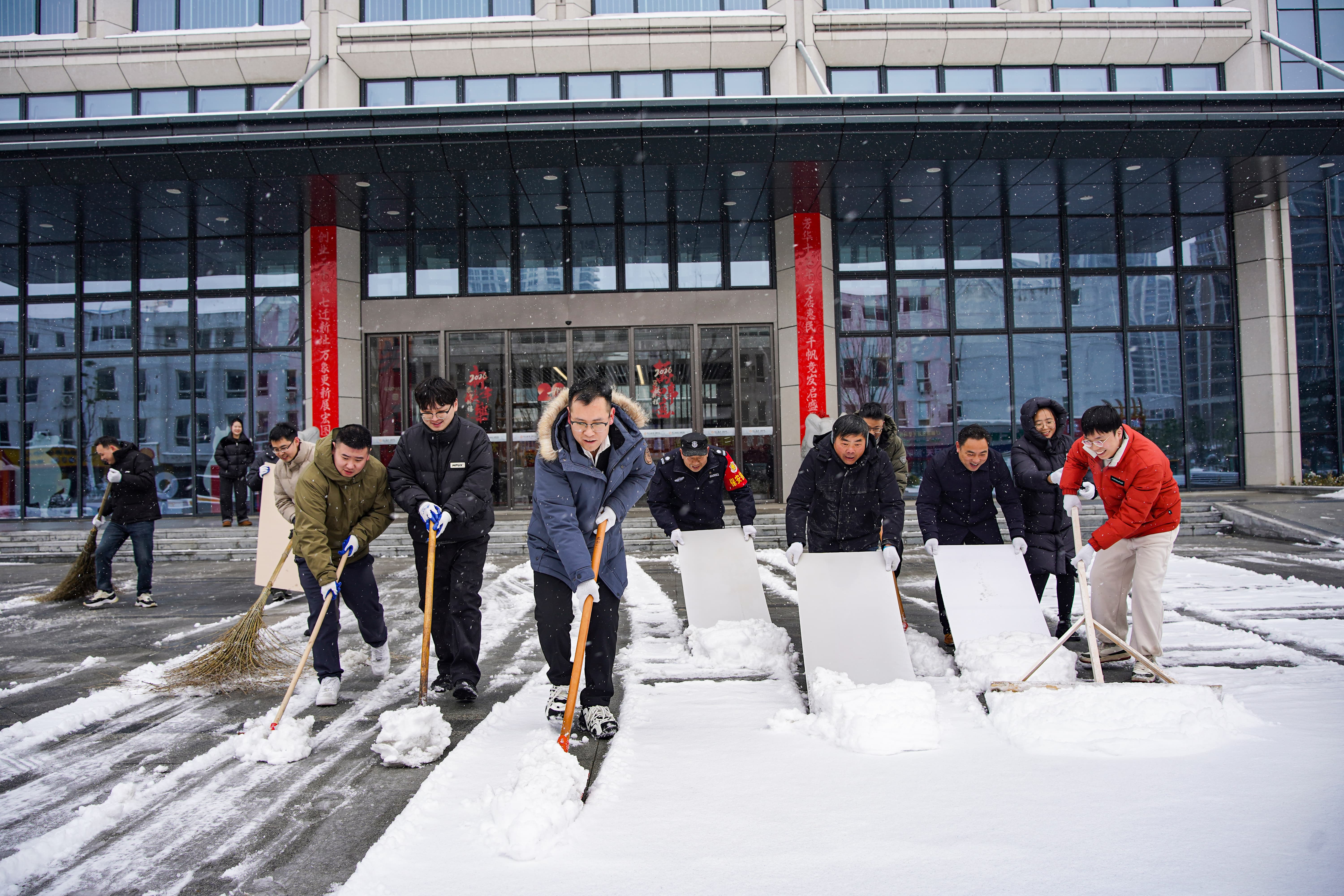 迎寒而上，行动照初心！乐竞体育官网登录入口党员先锋开展园区除雪行动